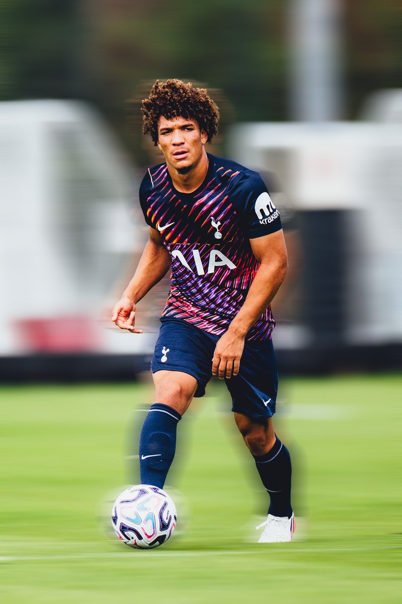 Tottenham player in the away kit on the ball, motion blur edit