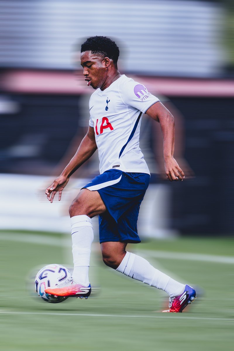 Tottenham player controlling the ball, motion blur edit